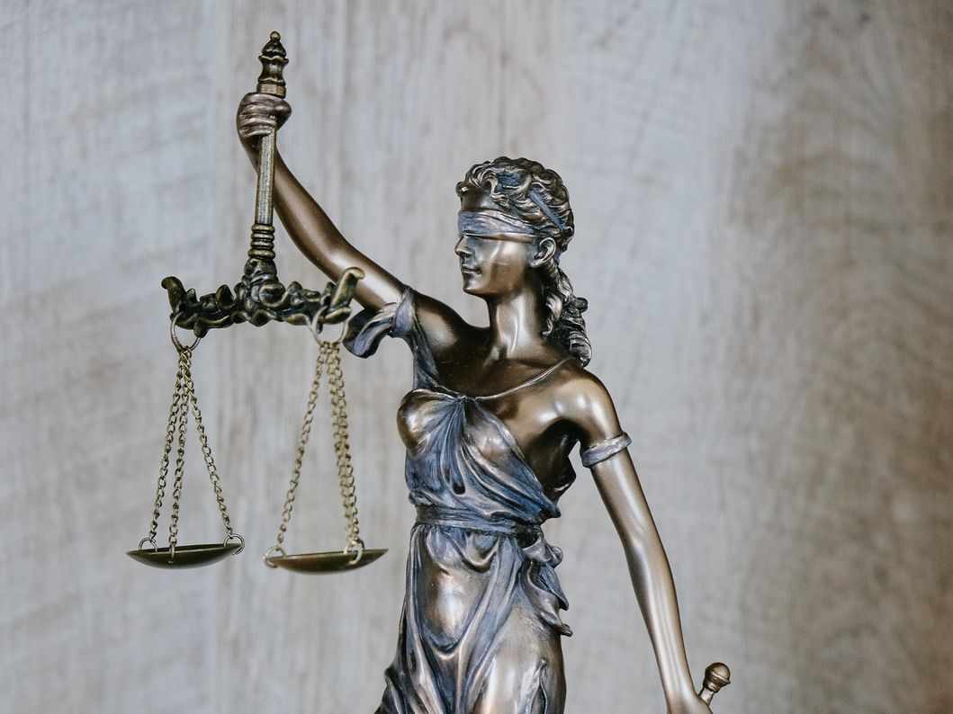 Frau mit verbunden Augen und Wage in der Hand